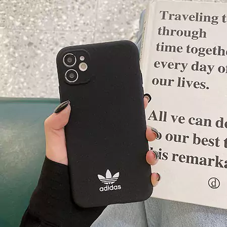 アディダス アイフォーン17 マット仕様のスマホケース