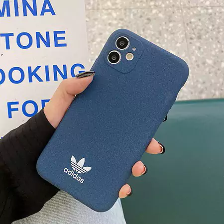 アディダス アイフォーン17 マット仕様のスマホケース