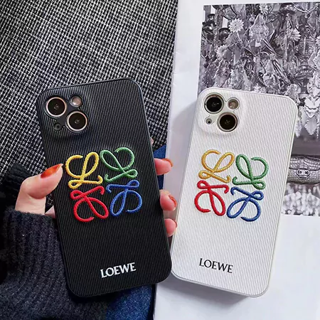 ロエベ iPhone17 Pro レザー刺繍ケース