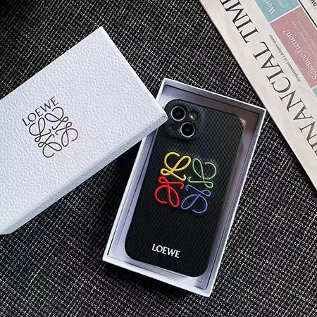 ロエベ iPhone17 Pro レザー刺繍ケース
