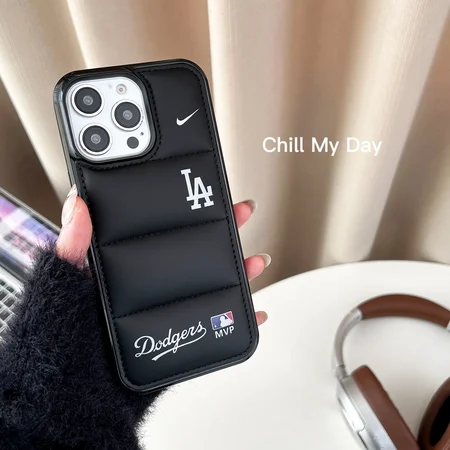 NIKE iphone17pro 携帯カバー ダウンジャケット風